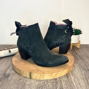 *Sundance | Leather and Lace Gray/Black Boots Size 37/6.5 - 7